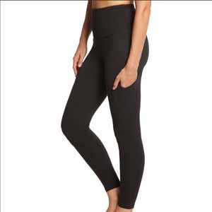 NWOT Beyond Yoga High Waist 7/8 Black Leggings with Pockets! Size S